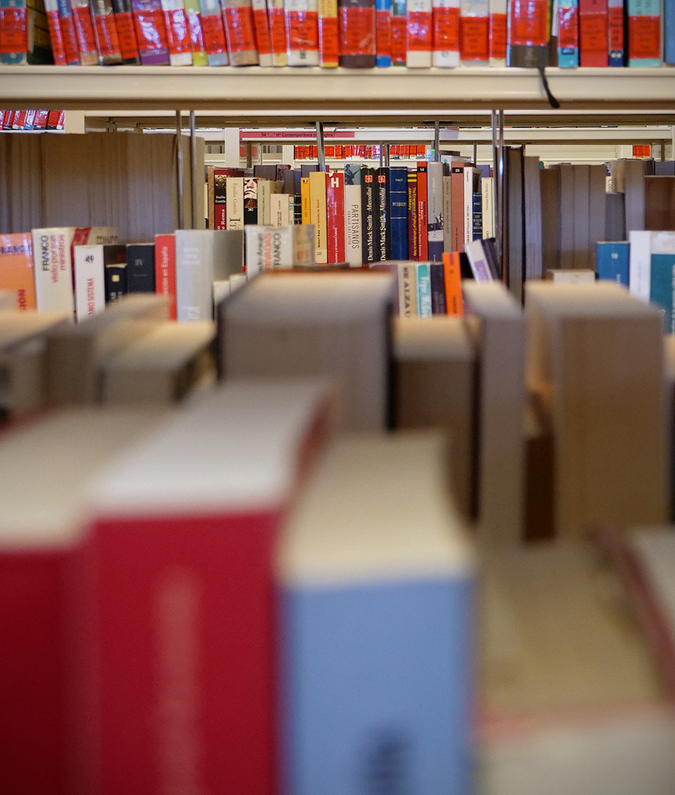 Estanterías con multitud de libros en la Facultad de Filosofía y Letras
