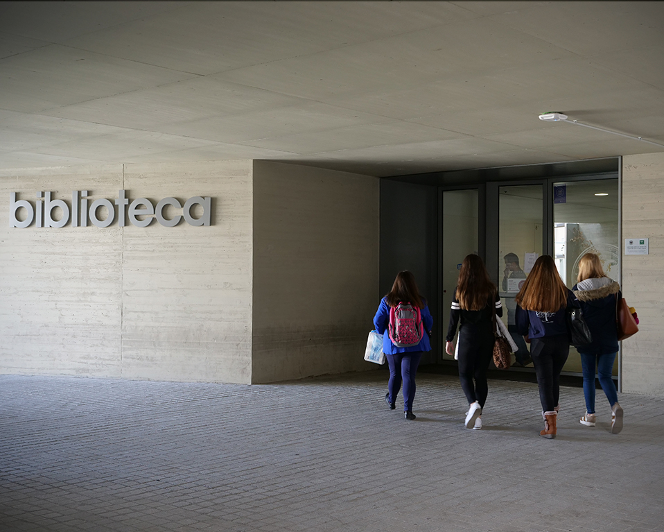 Varias estudiantes se dirigen hacia la entrada de la Biblioteca biosanitaria situada en el Parque Tecnológico de la Salud