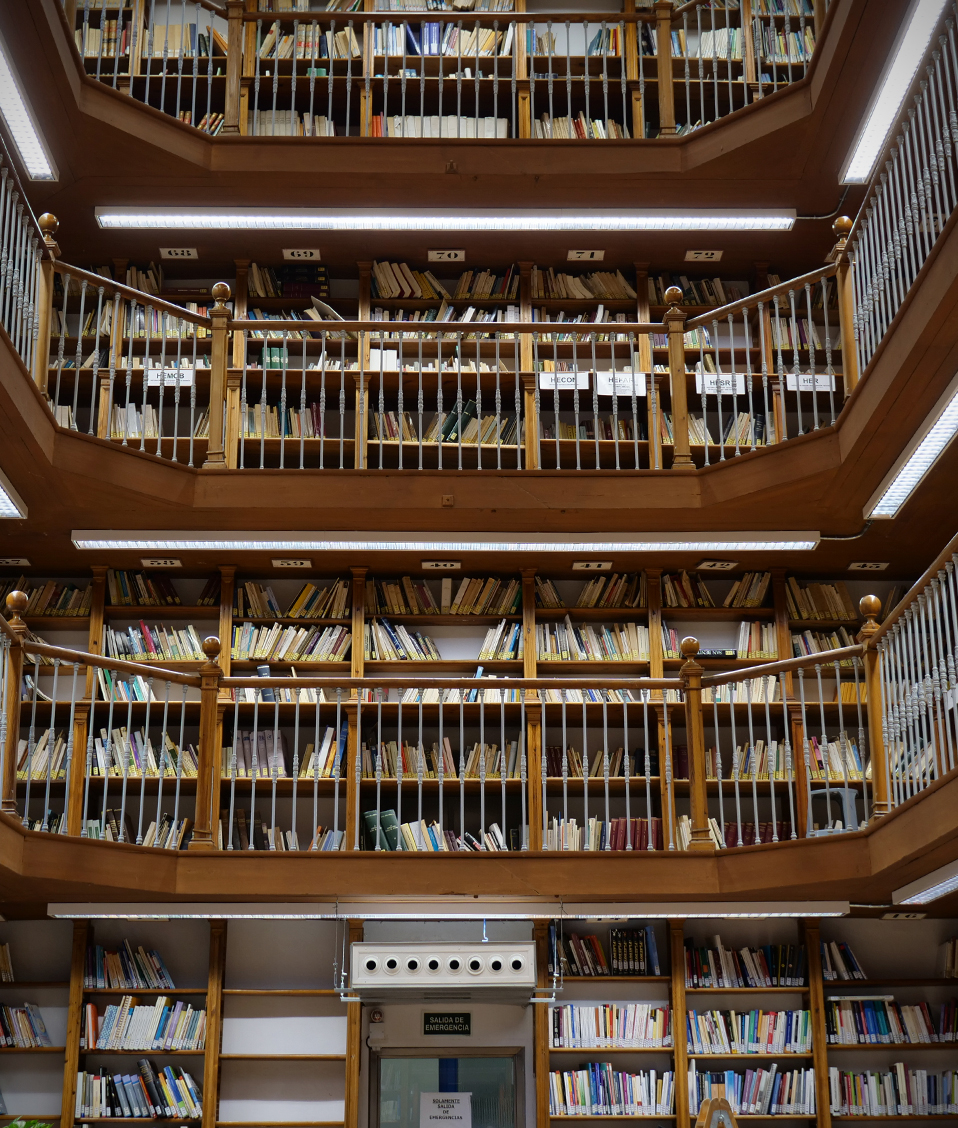 Vista del interior de la biblioteca de la Facultad de Comunicación y Documentación desde la planta baja