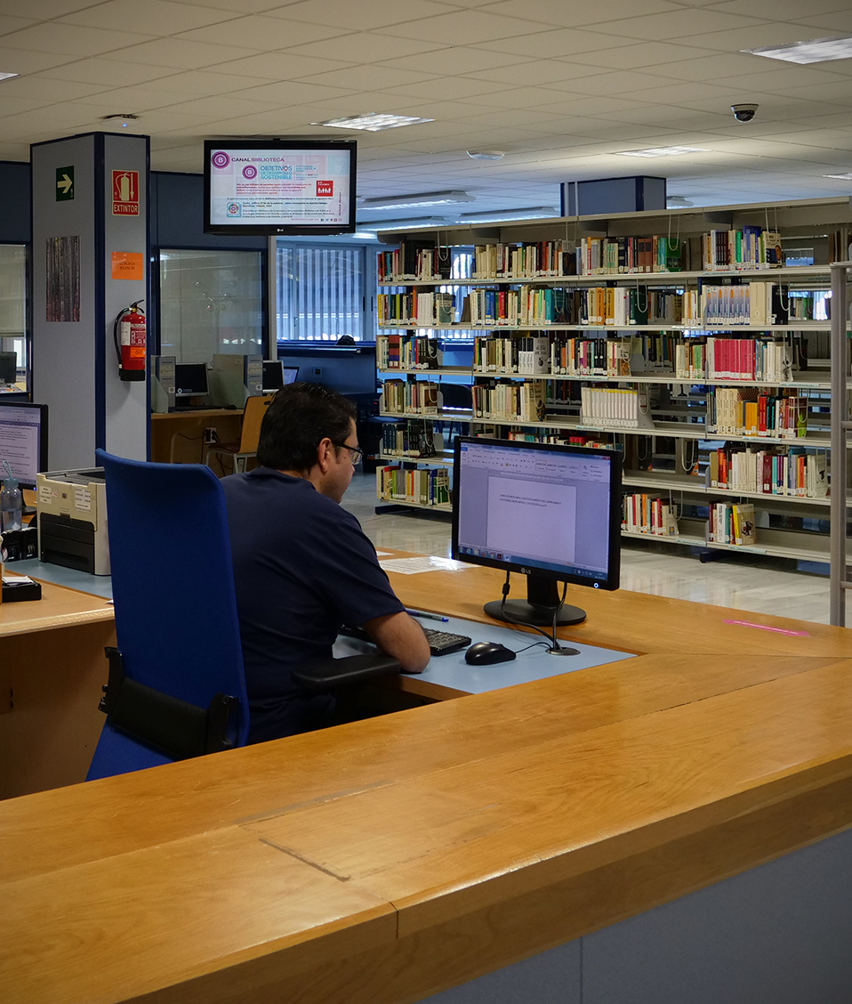 Biblioteca de la Facultad de Ciencias Económicas y Empresariales de Granada. Al fondo se ven estanterías con libros