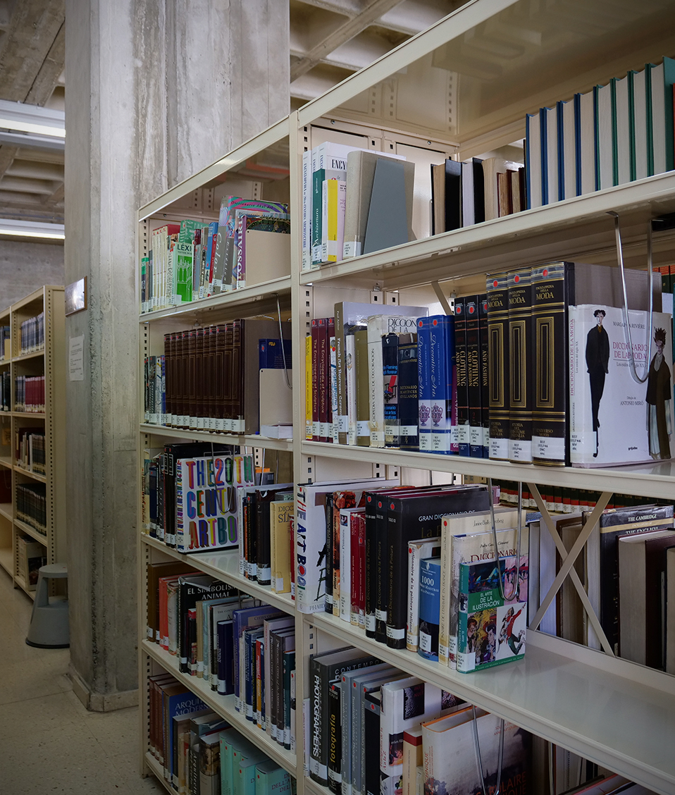 Estanterías con libros de la biblioteca de la Facultad de Filosofía y Letras de la Universidad de Granada