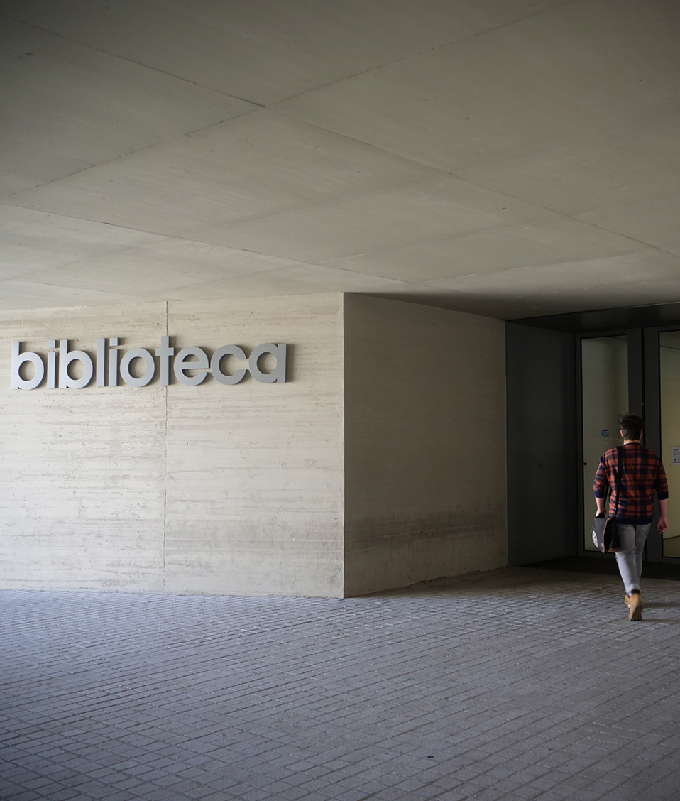 Un estudiante se dirige hacia la entrada de la Biblioteca biosanitaria del Parque Tecnológico de la Salud