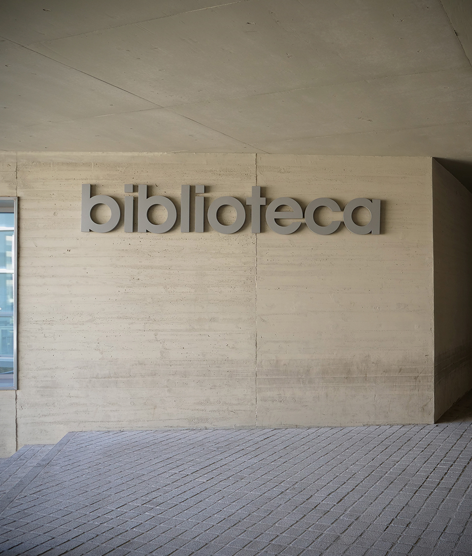 Fachada exterior y entrada a la Biblioteca biosanitaria del Parque Tecnológico de la Salud