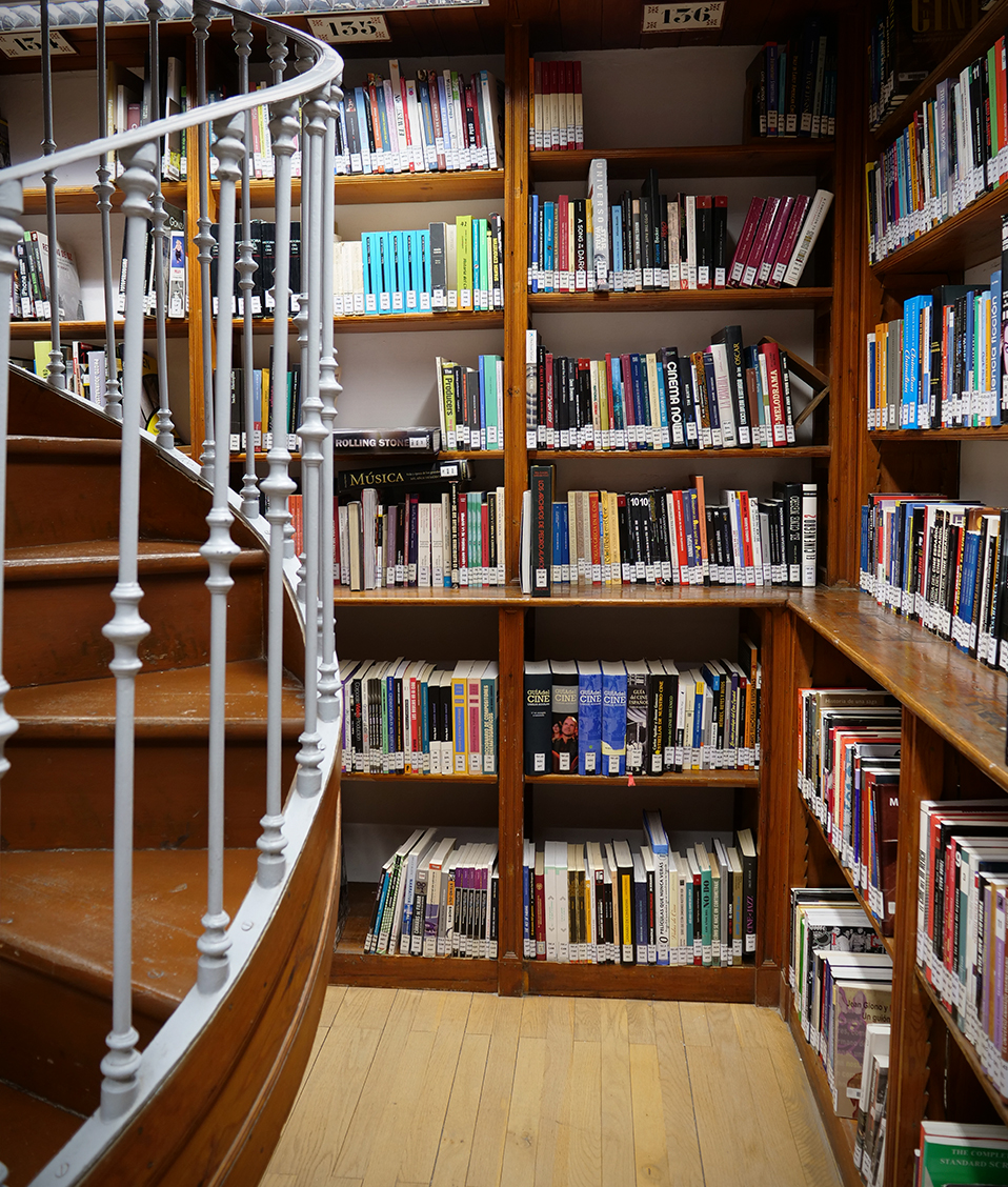 Estanterías con numerosos libros de la biblioteca de la Facultad de Comunicación y Documentación