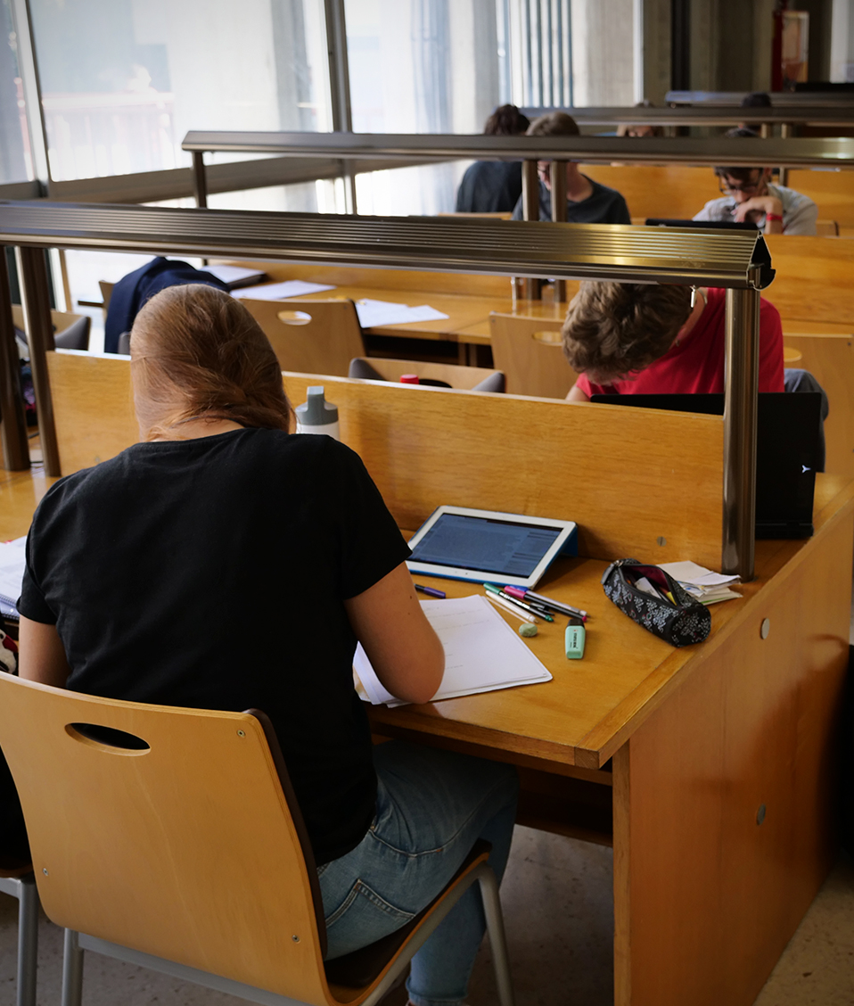 Estudiante estudiando en la biblioteca de la Facultad de Filosofía y Letras