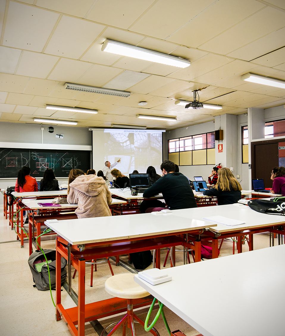 Profesor impartiendo clase en un aula de la Escuela Técnica Superior de Ingeniería de la Edificación