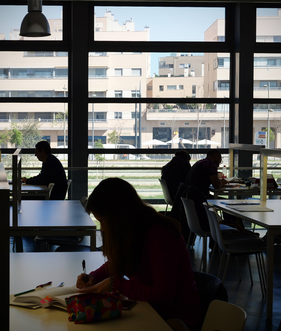 Estudiantes en las mesas de estudio de la biblioteca biosanitaria del Campus del Parque Tecnológico de la Salud