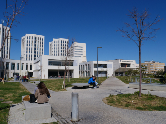  En la imagen se ven los tres edificios que conforman la Facultad de Medicina y la de Ciencias de la Salud